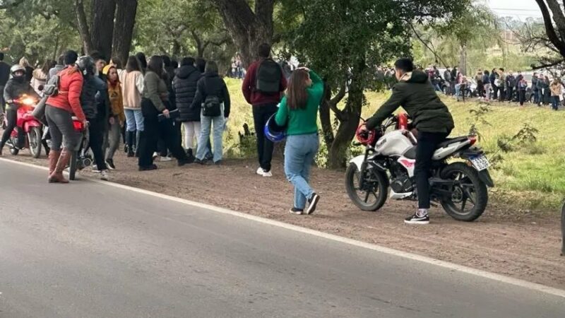 Masiva fila para presentar currículum en el Howard Johnson de Resistencia