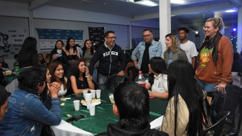 GUSTAVO ANUNCIÓ A LOS 15 CURSOS GANADORES DEL CONCURSO DE BANDERAS DE LA PRE-ESTUDIANTINA: “ESTA GESTIÓN MUNICIPAL SIGUE APOSTANDO A QUE LOS ADOLESCENTES FORMEN VALORES”