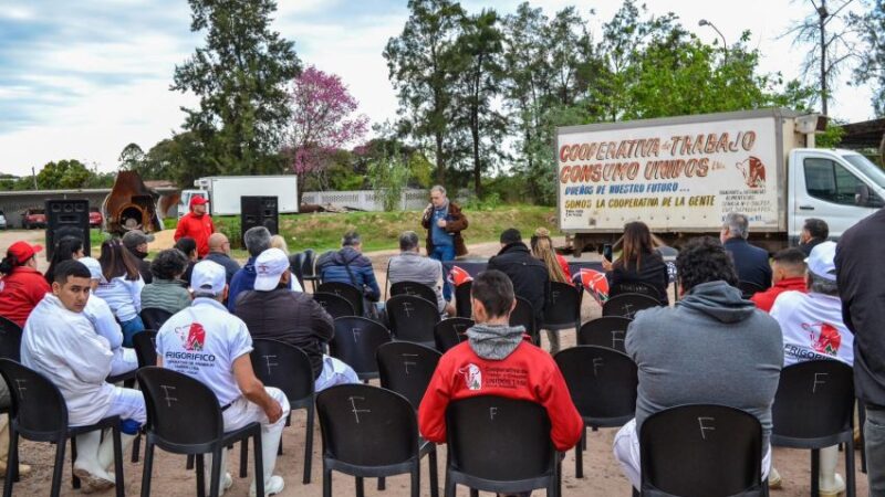 CAPITANICH ENTREGÓ EL TÍTULO DE PROPIEDAD A LOS TRABAJADORES QUE RECUPERARON EL FRIGORÍFICO RESISTENCIA