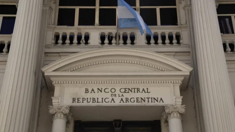 El Banco Central aclaró que no habrá «corralito» y responsabilizó a Milei por la corrida cambiaria