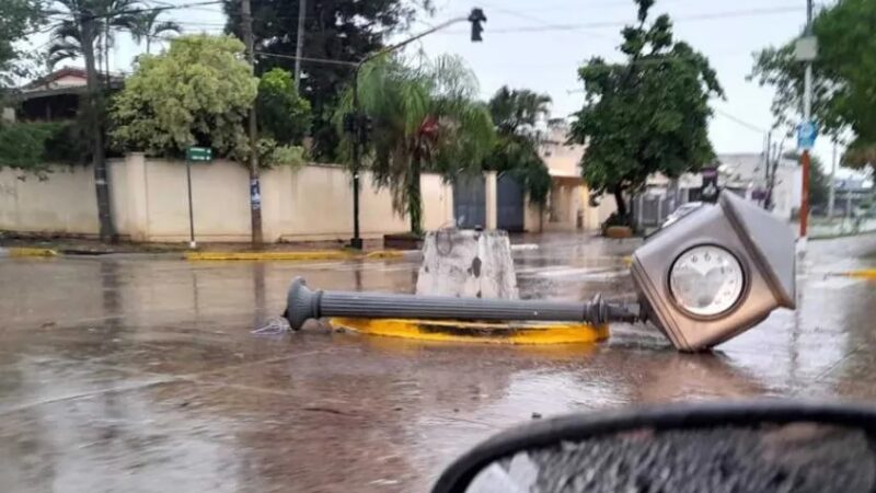 Uno de los históricos relojes de Resistencia, víctima de las intensas tormentas y vientos de esta madrugada