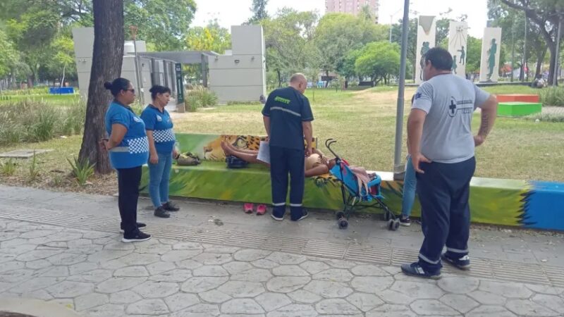 Una joven de 27 años se descompensó en la Plaza 25 de Mayo por el calor: recomendaciones ante el alerta naranja