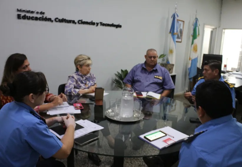 «Autoridades acuerdan reforzar seguridad en escuelas y colegios tras recientes delitos.»