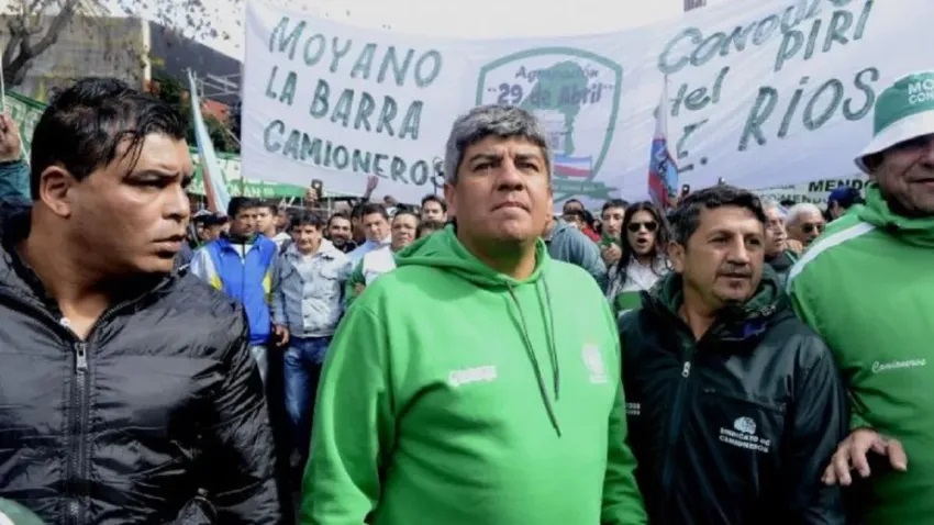 «Moyano amenazó con un paro de Camioneros para este lunes si el Gobierno no homologa sus paritarias.»