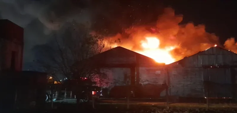 Resistencia: Se prendieron fuego los galpones del Correo Argentino donde se guardaban insumos sanitarios