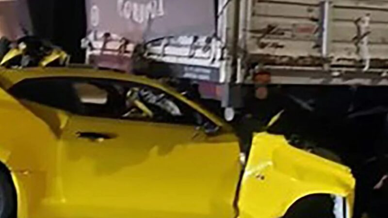 Horror en Córdoba: chocó su Chevrolet Camaro contra un camión y murió