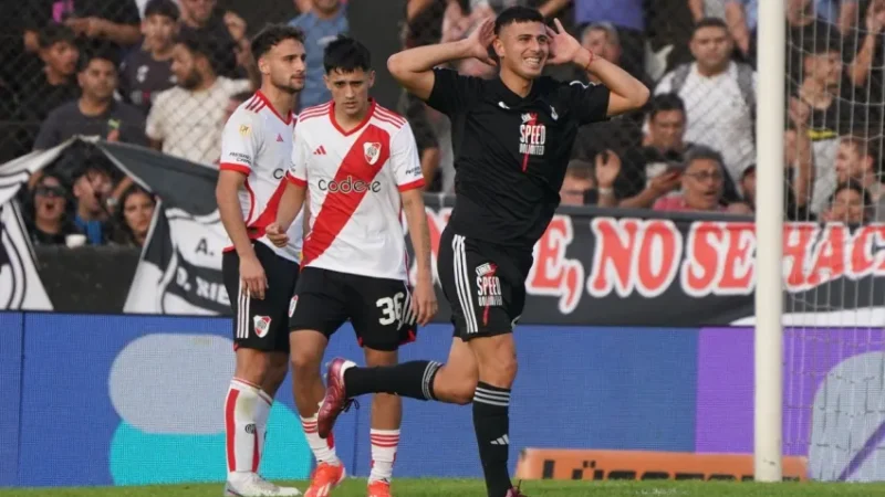 Durísima derrota de River Plate: perdió 2-0 contra Riestra que dio el golpazo de la fecha