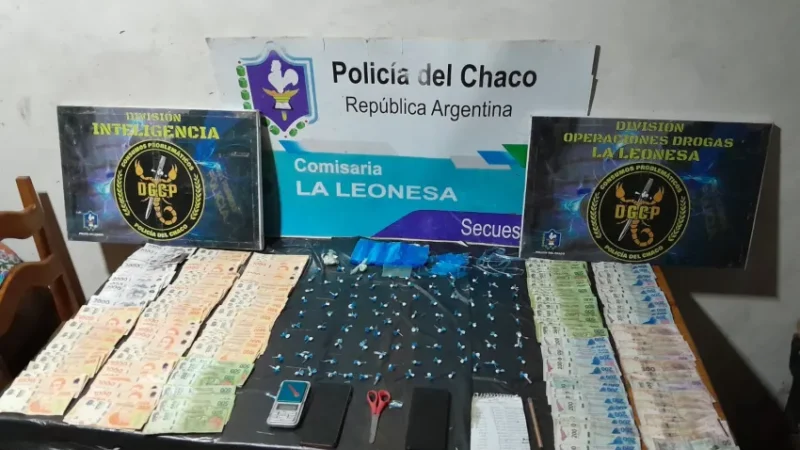 La Policía realizó dos allanamientos e incautó medio millón de pesos y más de 200 dosis de cocaína