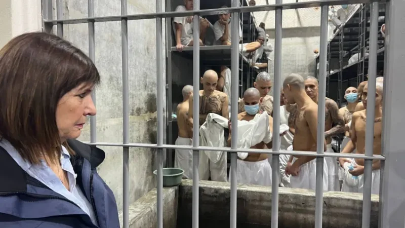 Bullrich visitó el penal de máxima seguridad más grande de El Salvador y se reunirá con Bukele
