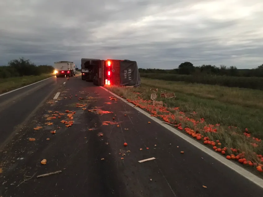 Impactante vuelco de un camión en la Ruta 16: no hubo heridos