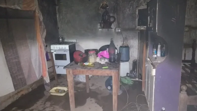 El Espinillo: Padre e hija acarreaban agua para apagar el incendio de su vivienda