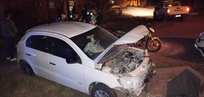 Resistencia: Manejaba borracho, chocó dos autos y terminó en un desagüe