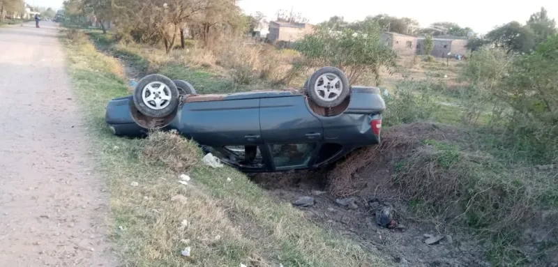 Villa Angella: Perdió el control de su auto y fue a parar a una zanja