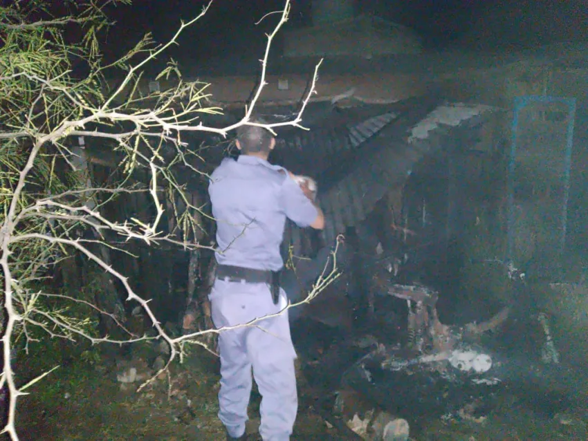 Capitan Solari: Junto a los vecinos, sofocaron el incendio de una vivienda precaria