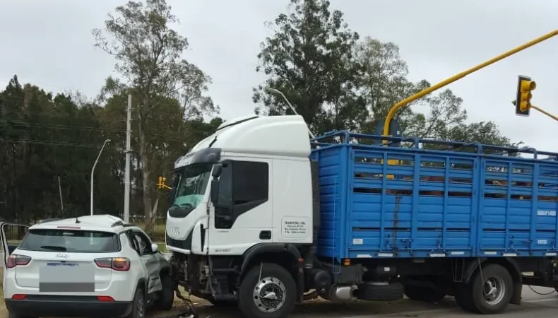 Un auto y un camión chocaron en la Ruta 11