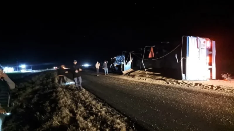 Hermoso Campo: Volcó un camión que llevaba un acoplado con soja