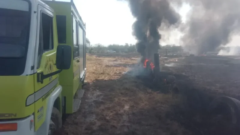 General San Martin: Bomberos impidieron la propagación del fuego hacia una planta de gas