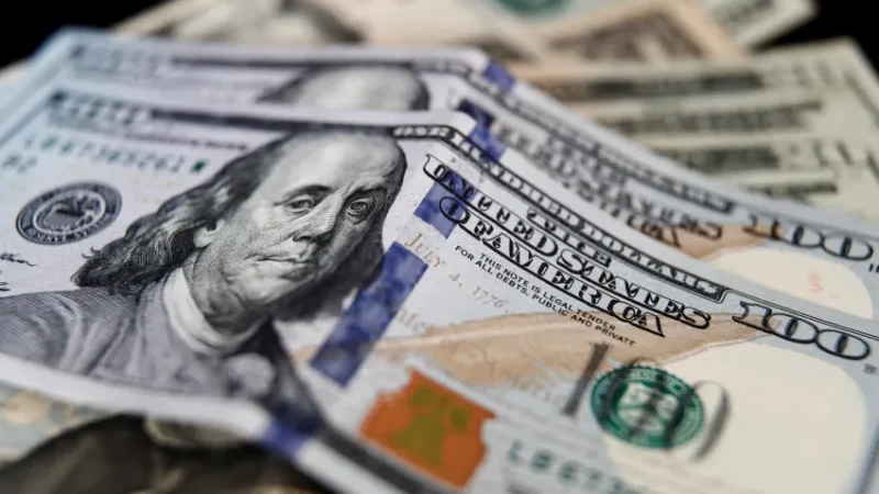 El dólar blue registró su primera baja mensual en cuatro meses y cerró a $ 1.305 la semana