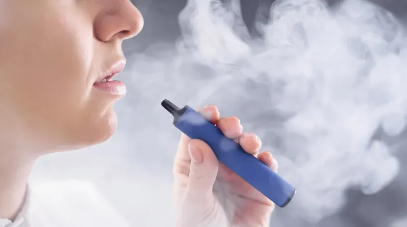 El peligro oculto del vapeo para la salud pulmonar: alerta en una moda que crece día a día entre los jóvenes