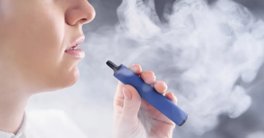 El peligro oculto del vapeo para la salud pulmonar: alerta en una moda que crece día a día entre los jóvenes