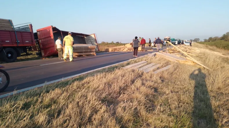 La Escondida: Un camión volcó su acoplado con tirantes de madera