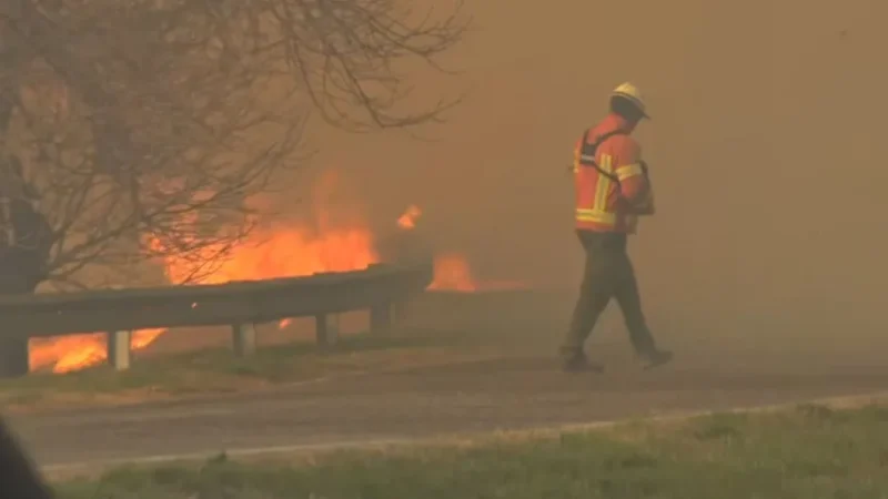 Córdoba: por el fuego, cortaron la autopista a Carlos Paz